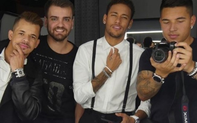 Neymar ao lado dos "parças". Foto: Reprodução de Internet