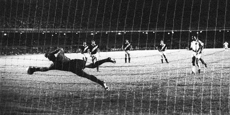 Milésimo gol de Pelé foi marcado em novembro de 1969, quando Andrada defendia o Vasco. Foto: Santos/Divulgação
