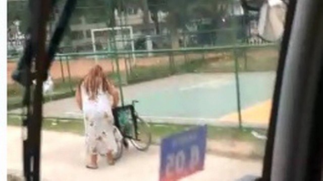 Vídeo mostra ‘cadeirante’ caminhando na calçada antes de embarcar em ônibus. Foto: Reprodução de Internet