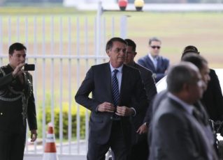 Bolsonaro tira fotos com apoiadores. Foto: José Cruz/Agência Brasil