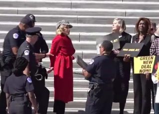 Jane Fonda é presa durante protesto de ativistas ambientais nos Estados Unidos. Foto: Reprodução de Internet