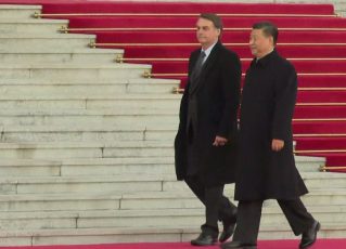 Jair Bolsonaro ao lado de Xi Jinpin.Foto: Reprodução/TV Globo