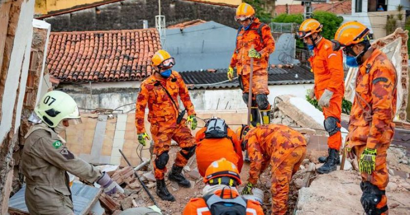 Equipe de resgate trabalha após desabamento de prédio em Fortaleza. Foto: Divulgação/Secretaria da Segurança Pública e Defesa Social do Ceará