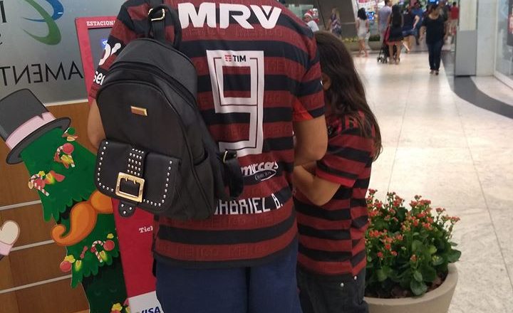 Tio vascaíno compra e veste camisa do Flamengo e assiste jogo com sobrinho. Foto: Reprodução de Internet