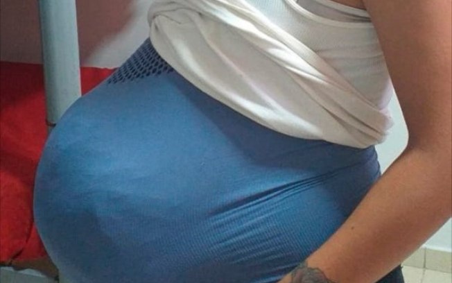 Mulher finge gravidez. Foto: Reprodução de Internet
