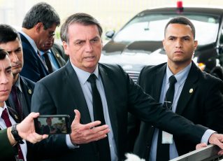 Jair Bolsonaro fala à Imprensa ao sair do Palácio da Alvorada. Foto: Antonio Cruz/Agência Brasil