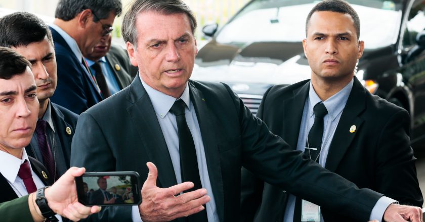 Jair Bolsonaro fala à Imprensa ao sair do Palácio da Alvorada. Foto: Antonio Cruz/Agência Brasil