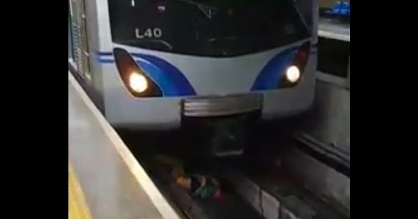 Homem cai nos trilhos do metrô de São Paulo. Foto: Reprodução de Internet