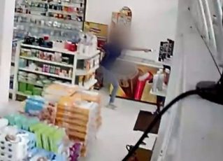 Suspeito tenta assaltar farmácia, e funcionária usa arma de choque para impedir ação. Foto: Reprodução de Internet