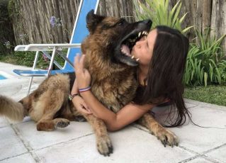 Jovem leva mordida de cachorro ao posar para foto. Foto: Reprodução de Internet