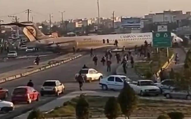 Avião sai da pista e pousa no meio de avenida no Irã. Foto: Reprodução de Internet