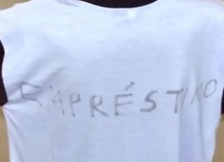 Camisa da Escola Estadual Germano Benencase Maestro, de Americana, usa camisa escrito 'empréstimo' para aluno sem uniforme. Foto: Reprodução de TV