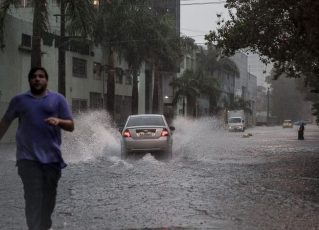 Chuva intensa causa enchentes e paralisa o trânsito em São Paulo. Foto: Agência Brasil