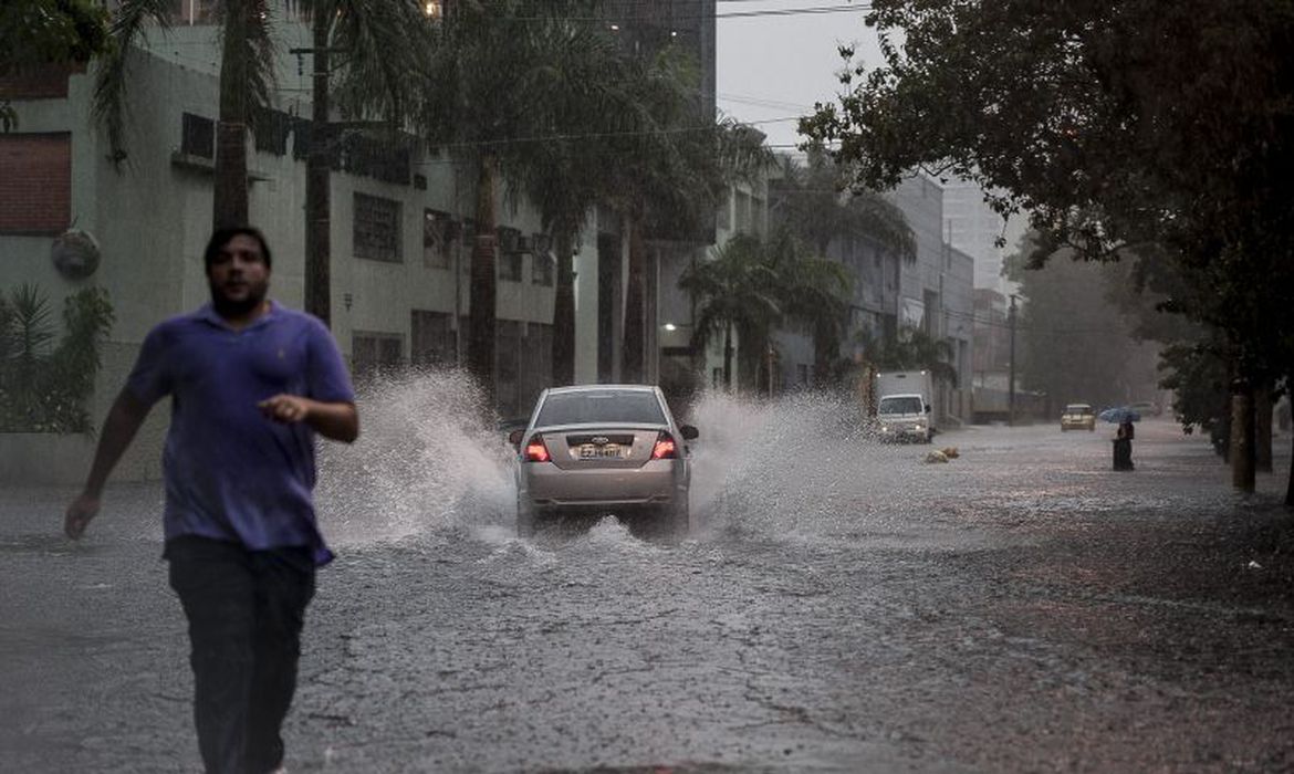 Chuva intensa causa enchentes e paralisa o trânsito em São Paulo. Foto: Agência Brasil