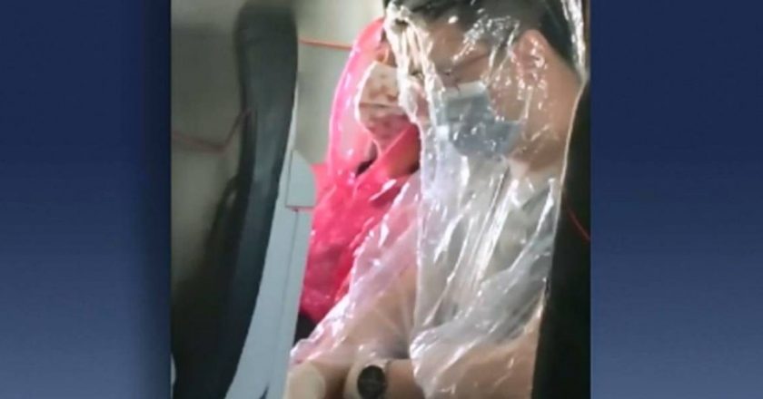 Com medo do coronavírus, passageiros viajam 'plastificados'. Foto: Reprodução