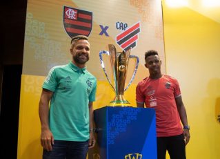 Diego (esquerda) e Wellington com o troféu da Supercopa - Foto: Divulgação/CBF