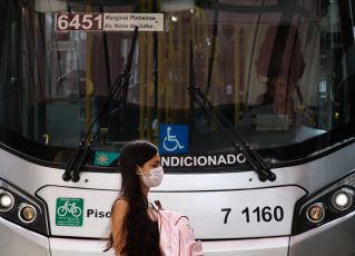 Passageira de ônibus no terminal Bandeira, adere ao uso de máscaras descartáveis por precaução contra o Coronavírus. Foto: Rovena Rosa/Agência Brasil