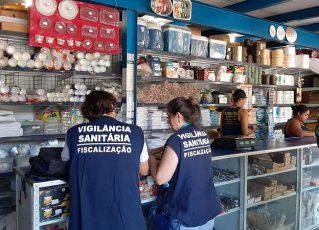 Vigilância Sanitária verifica denúncia de falta de higiene na manipulação de máscaras para venda. Foto: Nelson Duarte
