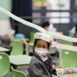 Crianças chinesas usam 'chapéu-helicóptero' para manter distância durante pandemia. Foto: Reprodução