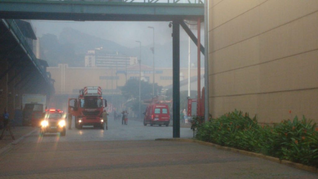 Bombeiros atuam no combate ao incêndio no galpão da Viradouro, na Cidade do Samba. Foto: Divulgação/Centro de Operações Rio