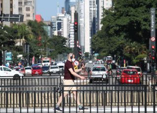 Pedestre usa máscara de proteção contra Covid-19 na Avenida Paulista. Foto: Rovena Rosa/Agência Brasil
