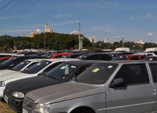 Mais de 400 veículos vão a leilão pelo Detran-SP. Foto: Reprodução de TV