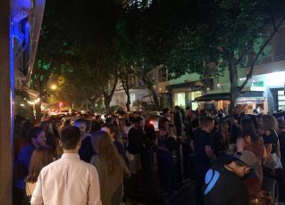 Calçadas do Leblon ficam cheias no primeiro dia de reabertura de bares e restaurantes no Rio. Foto: Reprodução/TV Globo