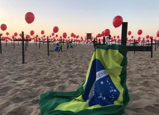 ONG fixa 100 cruzes em praia do Rio em protesto às mortes por Covid-19. Foto: Rio de Paz