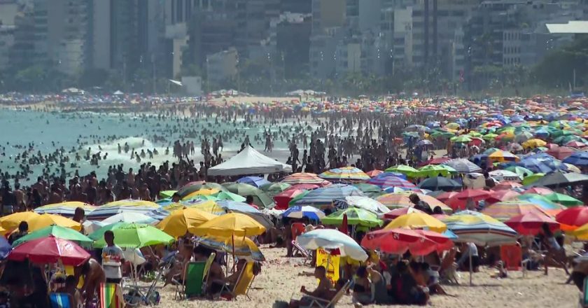 Praia de Ipanema, na Zona Sul do Rio, lotada na tarde deste domingo (27). Foto: Reprodução/GloboNews