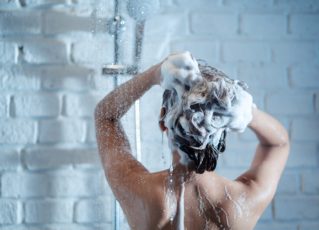 Mulher lava cabelo. Foto: Reprodução de Internet