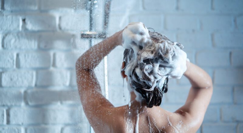 Mulher lava cabelo. Foto: Reprodução de Internet
