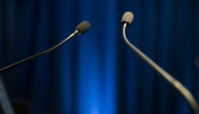Microfones para debate. Foto: Reprodução