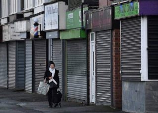 Mulher caminha em rua na Inglaterra. Foto: Reprodução de Internet