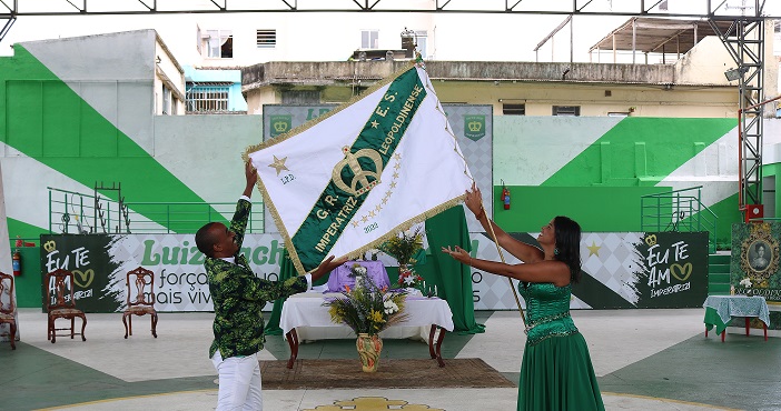 Casal de mestre-sala e porta-bandeira com o pavilhão da Imperatriz. Foto: Divulgação