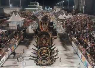 Desfile 2020 da Unidos dos Morros, atual campeã do Carnaval de Santos. Foto: Reprodução – Prefeitura de Santos.