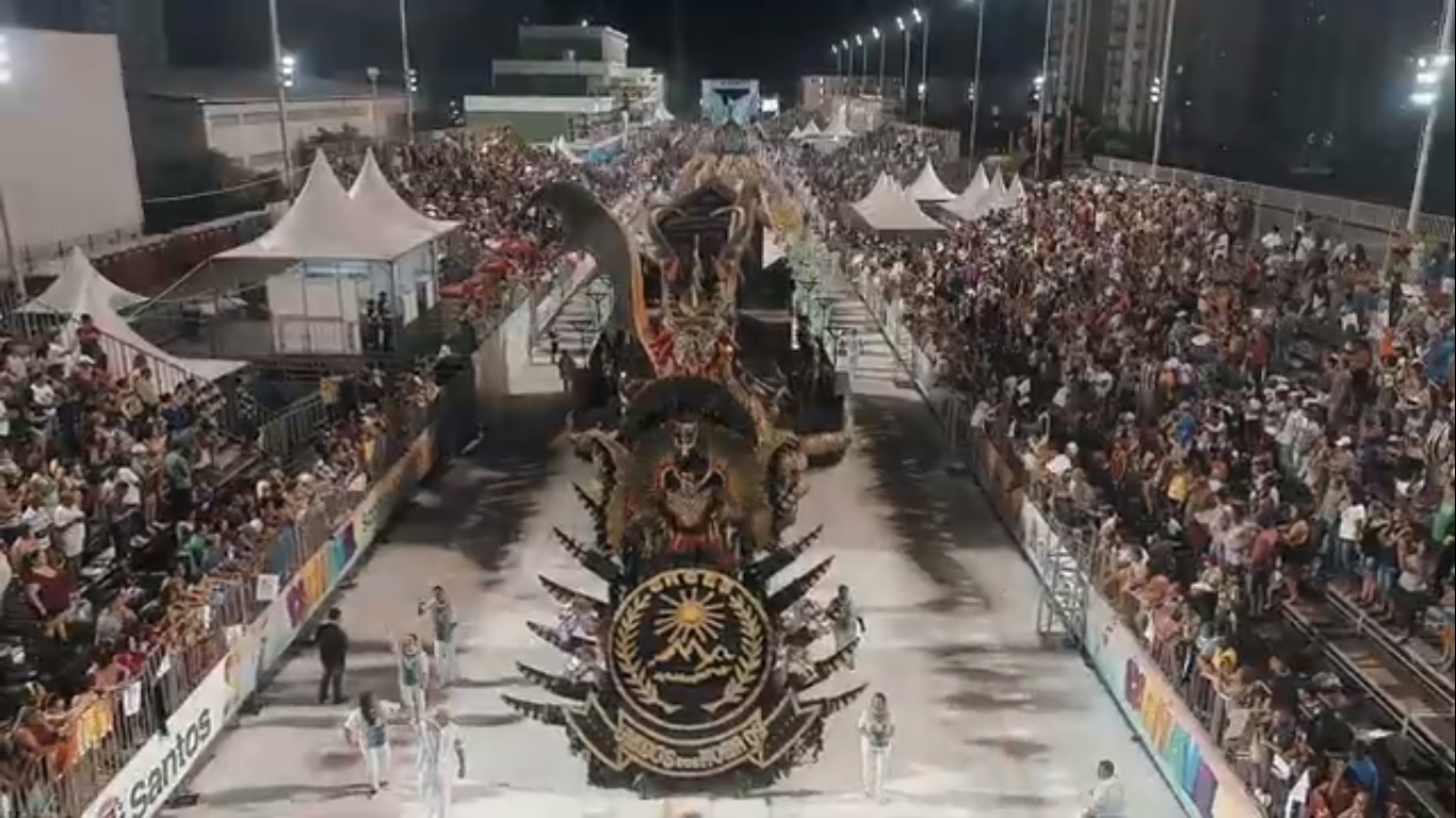 Desfile 2020 da Unidos dos Morros, atual campeã do Carnaval de Santos. Foto: Reprodução – Prefeitura de Santos.