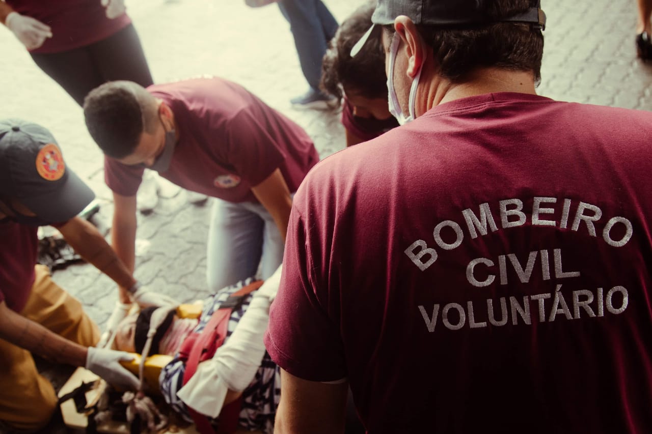 Curso de bombeiro civil voluntário tem vagas gratuitas para quem atua no Carnaval. Foto: Divulgação