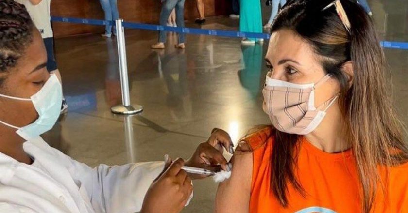 Fátima Bernardes toma primeira dose de vacina contra a Covid-19. Foto: Reprodução/Instagram
