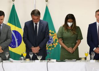 Jair Bolsonaro toma café da manhã com o ministro Anderson Torres e a bancada da segurança. Foto: Marcos Corrêa/PR