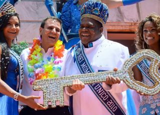 Prefeito Eduardo Paes entrega chave da cidade ao Rei Momo Milton Jr, em 2010. Foto: Pedro Kirilos/Riotur