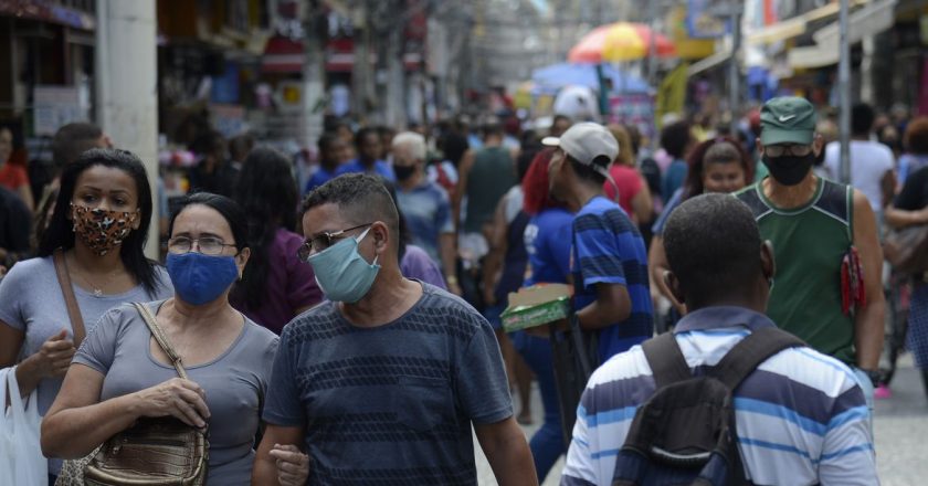 Pessoas usando máscaras em Duque de Caxias, Rio de Janeiro. Foto: Tomaz Silva/Agência Brasil