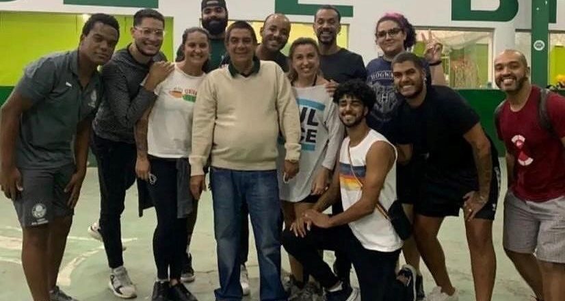 Zeca Pagodinho e os integrantes da comissão de frente da Camisa Verde e Branco. Foto: Reprodução/Facebook/Camisa Verde e Branco