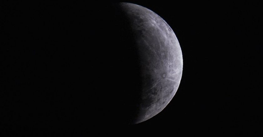 Eclipse parcial da lua. Foto: Marcelo Casal Jr./Agência Brasil