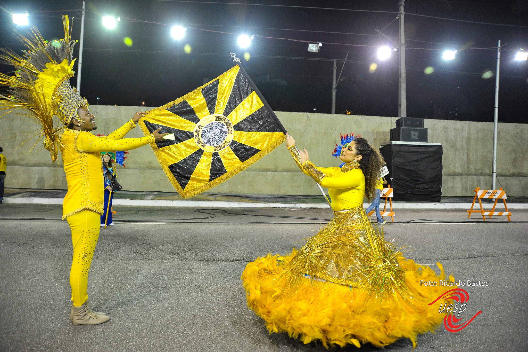 Jhonatan Marçal e Amanda Martins no desfile 2020 da Império Real. Foto: Uesp – Ricardo Bastos