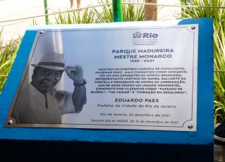 Paes inaugura placa que dá o nome de Mestre Monarco ao Parque Madureira. Foto: Prefeitura do Rio de Janeiro/Marcelo Piu