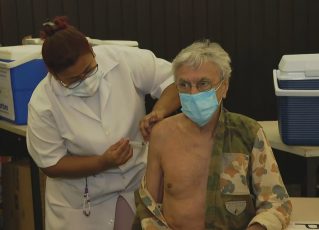 Caetano Veloso tomou dose de reforço da vacina contra a Covid-19 no Rio. Foto: Reprodução/GloboNews