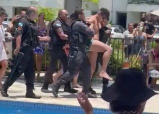 PM entra em piscina para deter vereador de SP suspeito de injúria e preconceito no Rio. Foto: Reprodução/Facebook/RJ em Guerra