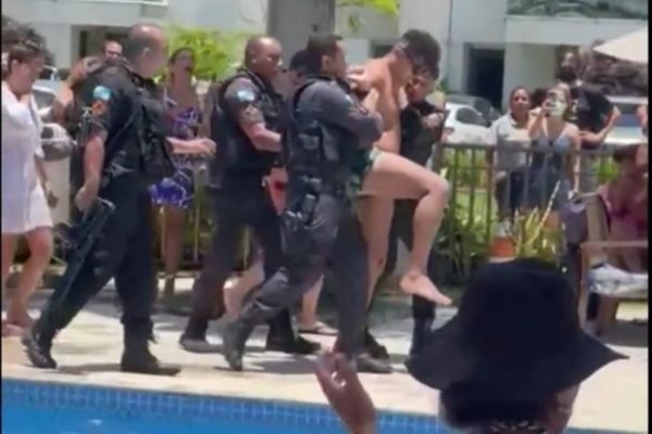 PM entra em piscina para deter vereador de SP suspeito de injúria e preconceito no Rio. Foto: Reprodução/Facebook/RJ em Guerra