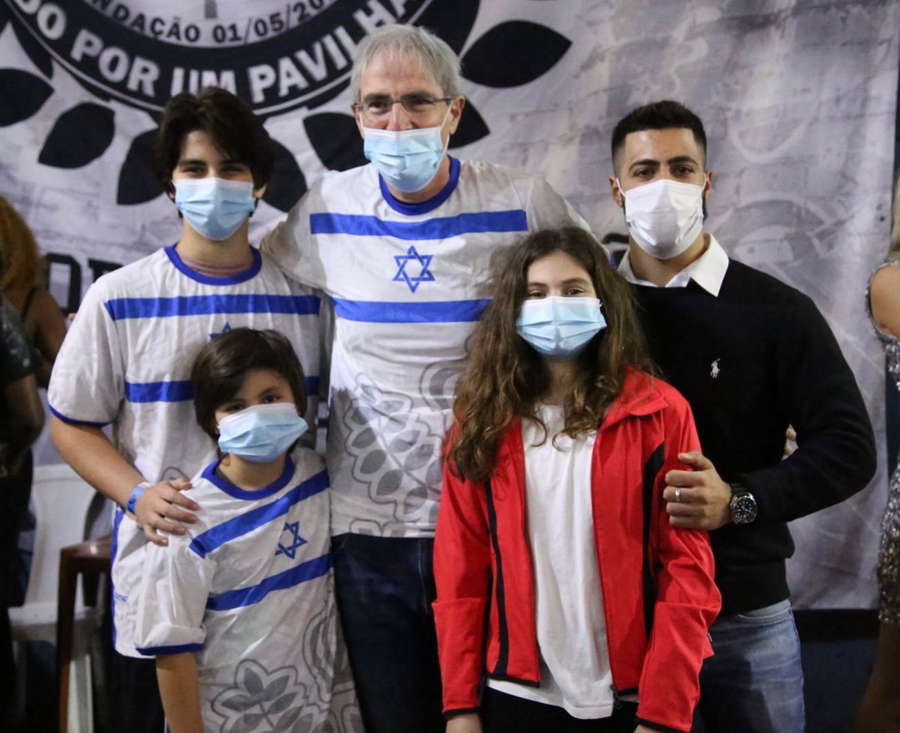 O cônsul geral de Israel em São Paulo, Rafael Erdreich, acompanhado da família durante o ensaio da Vai-Vai Foto: Divulgação