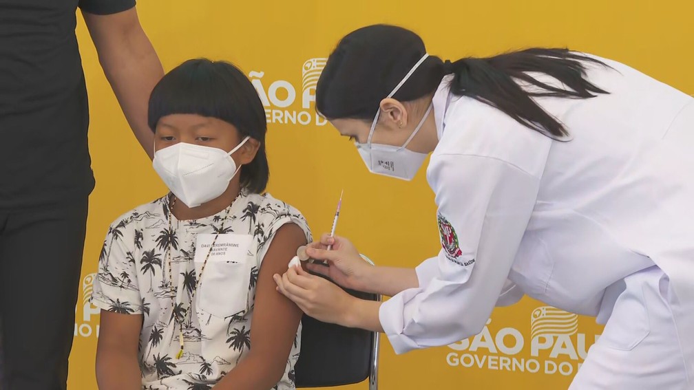 Criança indígena é primeira vacinada no Brasil contra a Covid-19. Foto: Reprodução/TV Globo